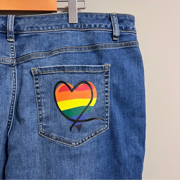 Lane Bryant Signature Fit Boyfriend Capri Jean Medium Wash Heart Pocket Size 20 - Picture 10 of 13